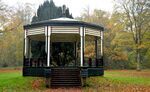 De voorkant van de tent, met de bakstenen trap
<br/>
Richard Keijzer, 2015-11-05